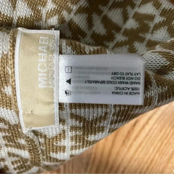 NWOT Michael Kors  tan white monogram beanie hat - Picture 2 of 2